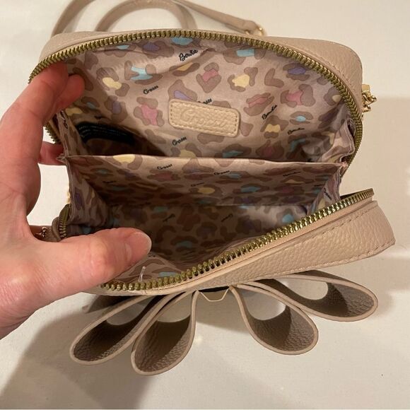 Crossi bow bag in blush Taupe with gold hardware - Picture 4 of 9